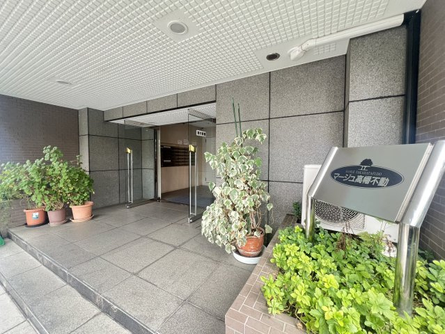 マージュ高幡不動のエントランス