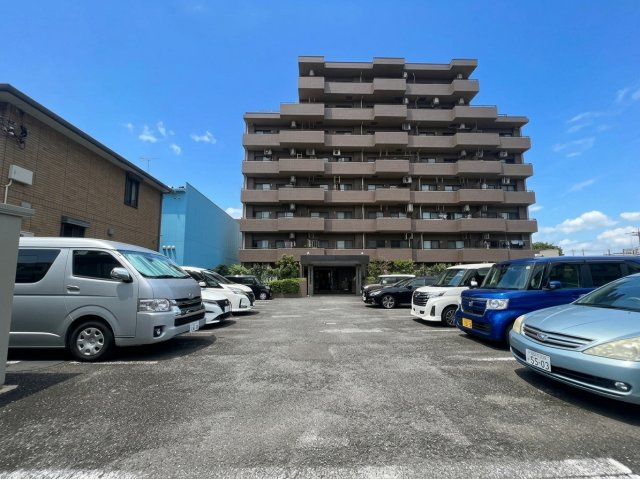 マージュ高幡不動の駐車場