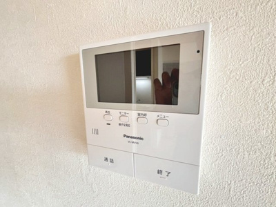 【防犯設備】 | エクセランス堺東 | ＴＶモニター付きインターホンですので、突然の来客時にも外の様子が確認できて安心です♪