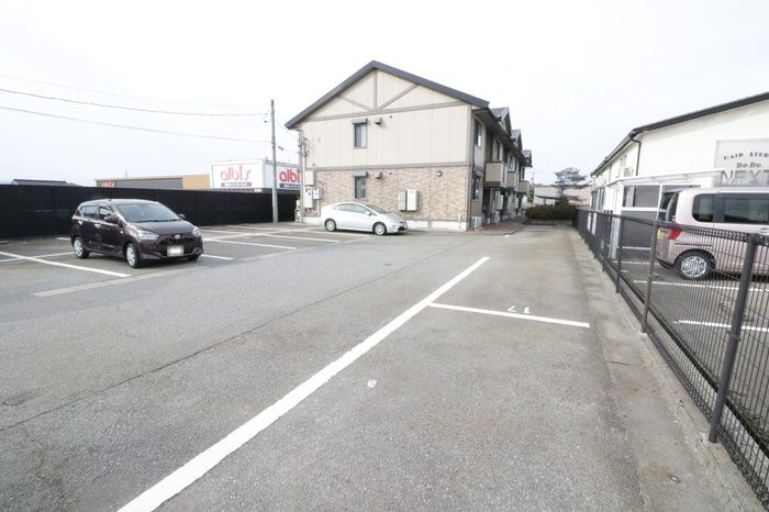 ハピネス窪の駐車場