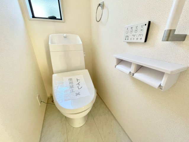 リーブルガーデン姫路市青山７期のトイレ|二階階段横にもトイレが付いております！