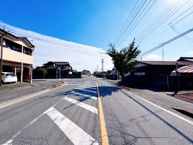 太田市大久保町　中古住宅の前面道路含む現地写真