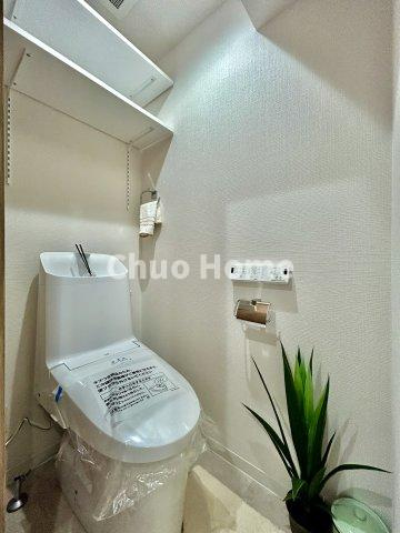 ツオード千住弐番館のトイレ|【トイレ】 収納スペースをしっかりと確保した温水洗浄便座機能付きトイレ。温水洗浄便座は清潔にお使いいただくための大切なアイテムです。