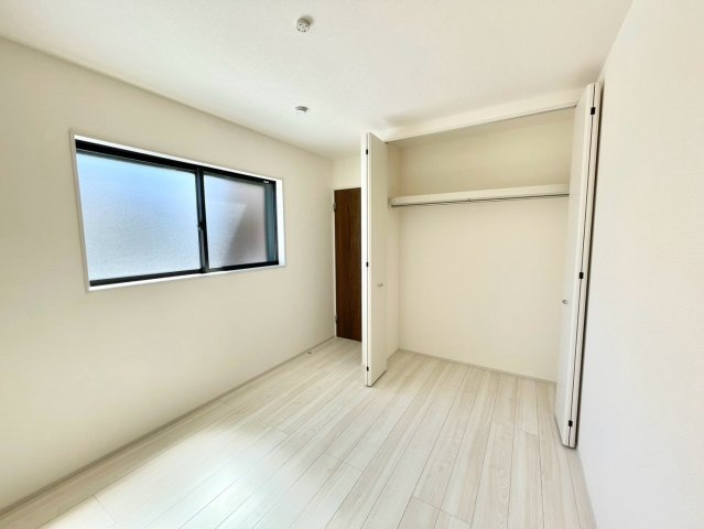 リーブルガーデン姫路市青山７期の洋室|一階階段横の洋室です