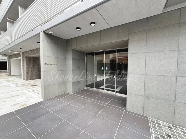 平塚市錦町の賃貸マンションのエントランス