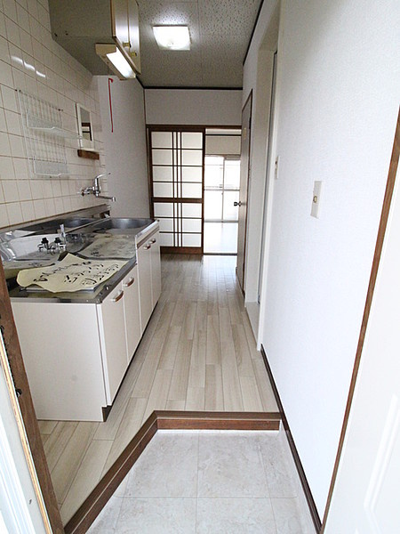 金子ハイツ【10,000円キャッシュバック対象物件】の玄関|収納もある玄関です