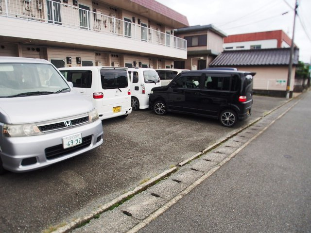 金子ハイツ【10,000円キャッシュバック対象物件】のロビー|駐車場です