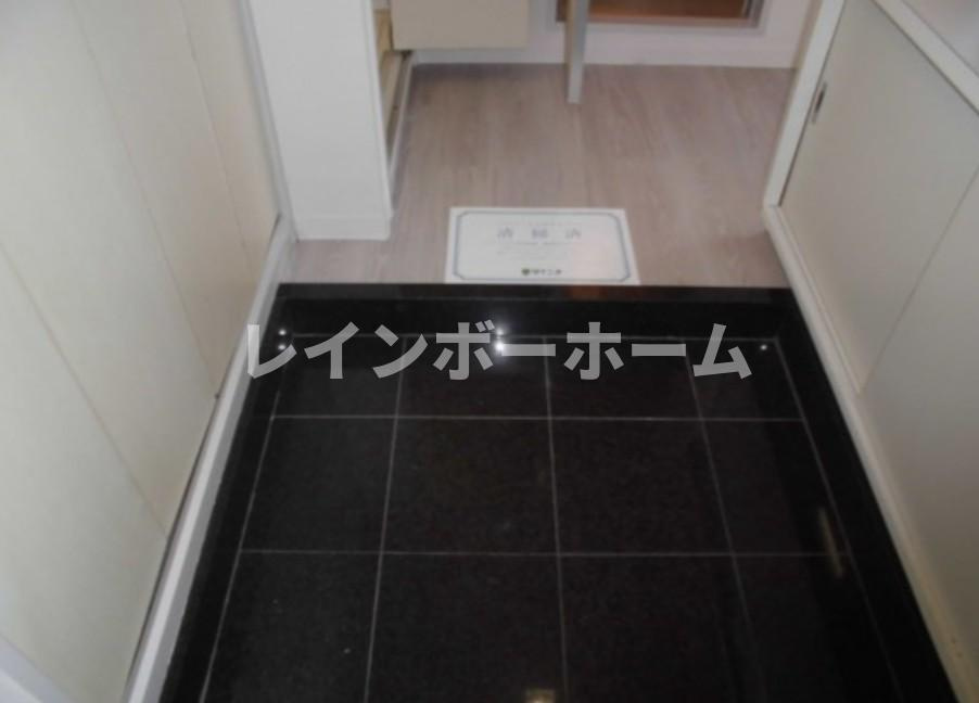 ローズマンションA-001の玄関