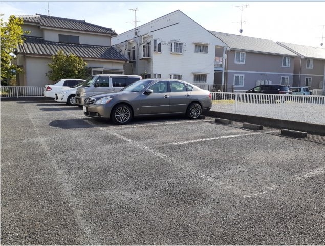 フラワーシックスの駐車場