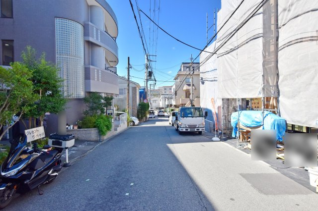 KEIAI GRACE上ケ原六番町新築一戸建て│3SLDK+駐車1台可の前面道路含む現地写真|前面道路は南東側に約6.8ｍ幅です。車の出し入れもしやすく、毎日の駐車もスムーズです。