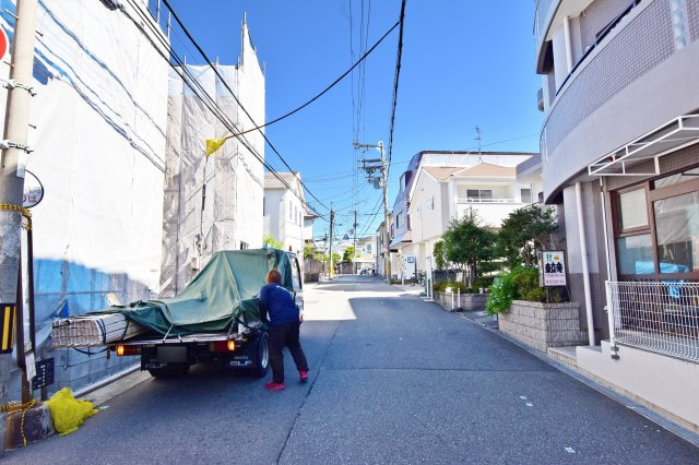 KEIAI GRACE上ケ原六番町新築一戸建て│3SLDK+駐車1台可の前面道路含む現地写真|前面道路は南東側に約6.8ｍ幅です。開放感と陽当たりの良さも魅力で明るく快適な住空間を実現します。