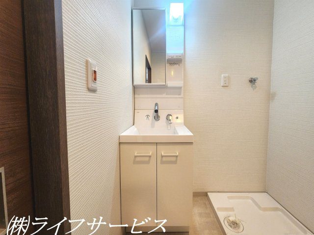 【洗面所】 | 淀川リバーサイドマンション | シャワー付洗面化粧台／鏡面裏収納がございます！