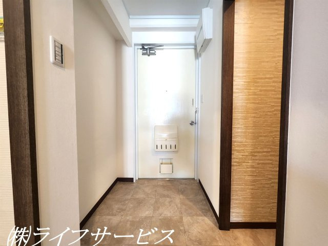 【玄関】 | 淀川リバーサイドマンション | 玄関には土間収納あり！スーツケース置場などにも便利！