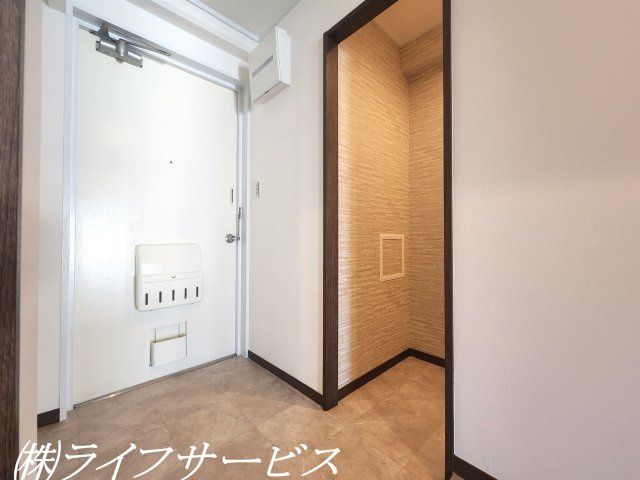 【玄関】 | 淀川リバーサイドマンション | 玄関には土間収納あり！スーツケース置場などにも便利！