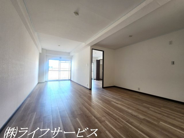 【居間・リビング】 | 淀川リバーサイドマンション | ＬＤＫ１５帖／リフォーム済につき即入居可！ペットと一緒に暮らせるマンションです！