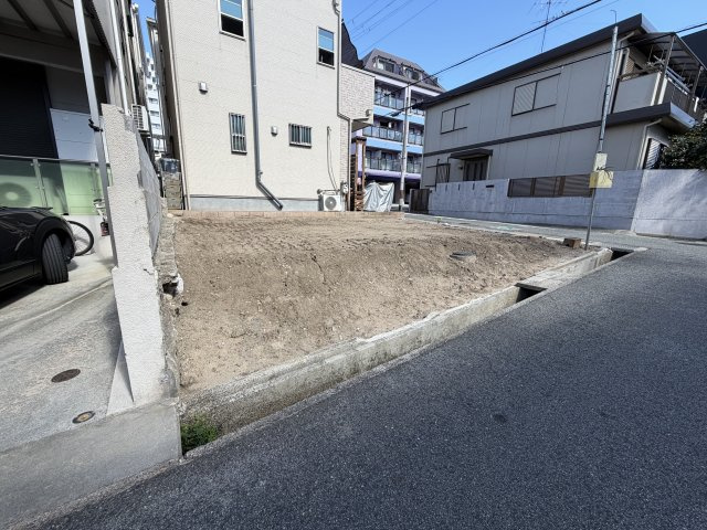 岸地通3丁目新築戸建の前面道路含む現地写真|南西っから撮影