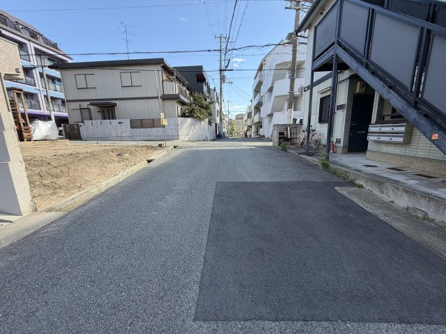 岸地通3丁目新築戸建の前面道路含む現地写真|南面道路