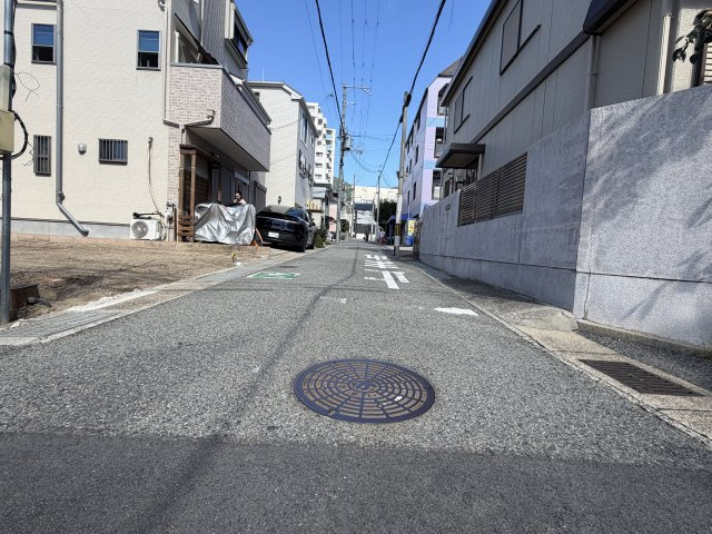 岸地通3丁目新築戸建の前面道路含む現地写真|東免道路