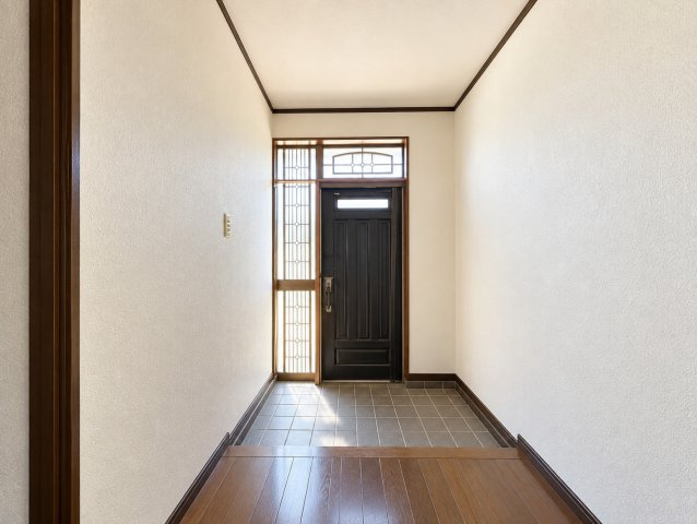 鹿嶋市大字荒野　中古戸建の玄関|※画像の一部はAIを用いて加工・編集しています。実際の状況と異なる場合がありますので、ご了承下さい。