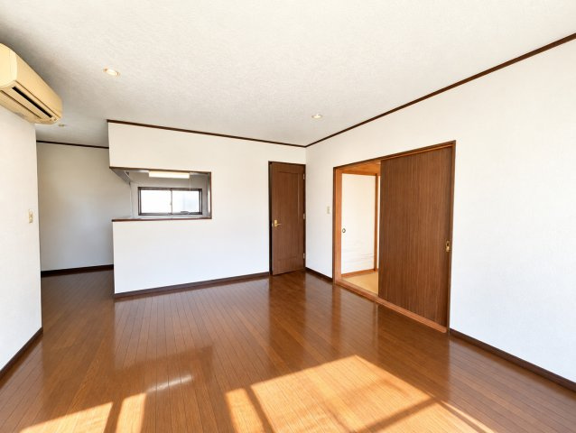鹿嶋市大字荒野　中古戸建の居間・リビング|※画像の一部はAIを用いて加工・編集しています。実際の状況と異なる場合がありますので、ご了承下さい。