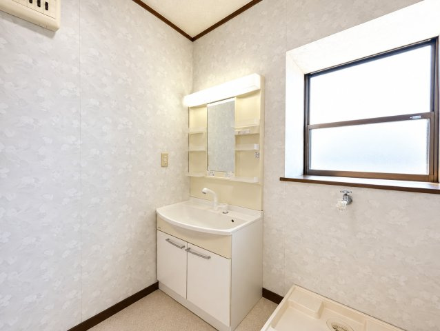 鹿嶋市大字荒野　中古戸建の独立洗面台|※画像の一部はAIを用いて加工・編集しています。実際の状況と異なる場合がありますので、ご了承下さい。