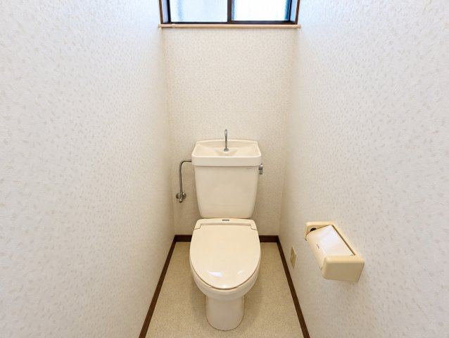 鹿嶋市大字荒野　中古戸建のトイレ|※画像の一部はAIを用いて加工・編集しています。実際の状況と異なる場合がありますので、ご了承下さい。