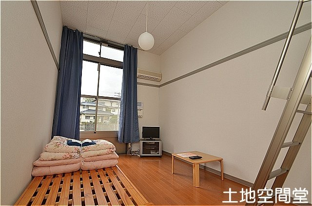中間市深坂１丁目のアパートの居間・リビング