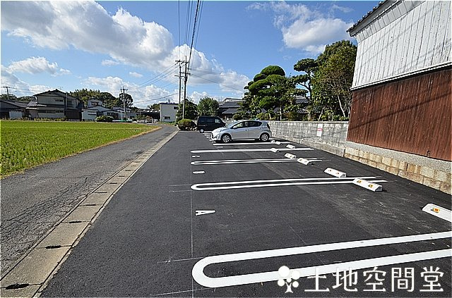 中間市岩瀬西町のアパートの駐車場