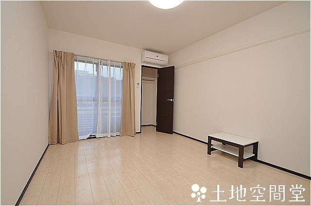 中間市岩瀬西町のアパートの居間・リビング
