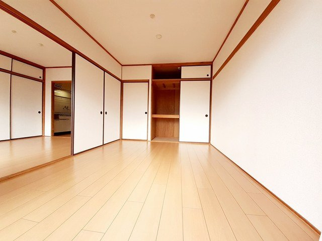 アヴォワール雅の内装|明るい室内です
