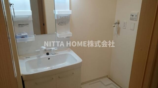 豊岡市出石町町分のアパートの洗面所|シャワー付きの洗面台朝の準備も楽々です♪
