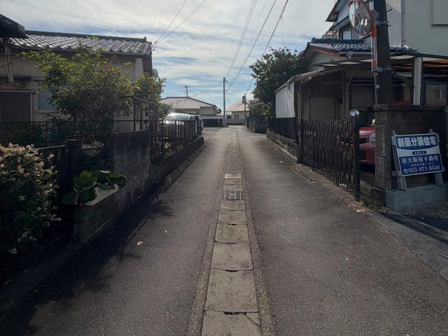 三島市谷田１２１５番　新築戸建　全１棟の前面道路含む現地写真