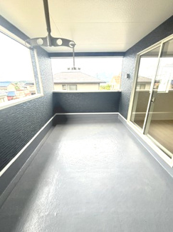 【バルコニー】 | 東広島市八本松飯田5丁目【JR八本松駅】（全4棟）No１ | 屋根付きで雨の影響を受けにくいインナーバルコニー仕様。物干し金具を備え、天候を気にせず洗濯物を干せるほか、奥行きがありスムーズな家事動線を確保します。
