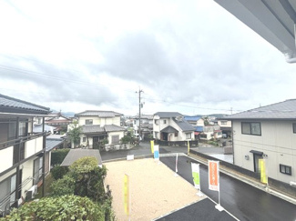 【展望】 | 東広島市八本松飯田5丁目【JR八本松駅】（全4棟）No１ | バルコニーからの開放的な眺望。周辺は落ち着いた住宅街が広がり、前面に視界を遮る高い建物がなく、爽やかな風と光を感じられる良好な住環境が保たれています。