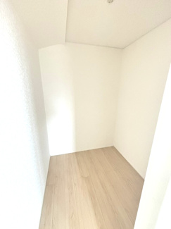 【収納】 | 東広島市八本松飯田5丁目【JR八本松駅】（全4棟）No１ | 木目調のアクセントパネルが落ち着きのある雰囲気を演出するウォークインクローゼット。奥行きがあり、衣類はもちろん季節物や大型の荷物もすっきりと整理収納可能です
