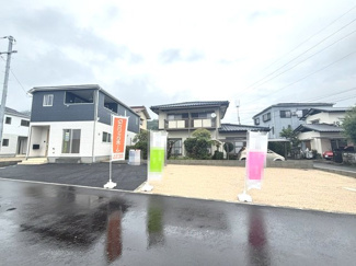 【外観】 | 東広島市八本松飯田5丁目【JR八本松駅】（全4棟）No１ | 敷地面積約72.23坪のゆとりある敷地です。希少お車5台の駐車スペースを確保しており、前面道路も整っており出入庫がスムーズに行えます。