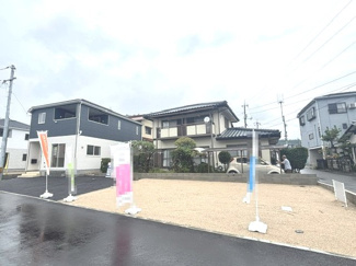 【外観】 | 東広島市八本松飯田5丁目【JR八本松駅】（全4棟）No１ | 白とネイビーの爽やかなツートンカラーの外観デザイン。敷地面積約72.23坪のゆとりある敷地で、並列5台の駐車スペースを確保した新築一戸建て住宅です。