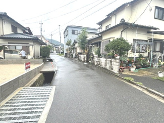 【前面道路含む現地写真】 | 東広島市八本松飯田5丁目【JR八本松駅】（全4棟）No１ | 南東側幅員約4mの公道に接した前面道路です。整備された落ち着きのある街並みで、駐車や敷地への出入りもスムーズに行えます。