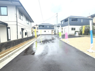 【前面道路含む現地写真】 | 東広島市八本松飯田5丁目【JR八本松駅】（全4棟）No１ | 周辺は交通量が少なく落ち着いた住宅街で、小さなお子様やご高齢の方の通行も安心感のある環境です。