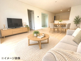 【居間・リビング】 | 東広島市八本松飯田5丁目【JR八本松駅】（全4棟）No１ | 木目調の天井クロスがお洒落な18帖のLDK。明るく開放感のある室内は、ダイニングテーブルやソファを置いてもゆとりがあり、家具配置がしやすい形状です。
