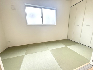 【和室】 | 東広島市八本松飯田5丁目【JR八本松駅】（全4棟）No１ | LDKに隣接する4帖の和室。モダンな琉球風畳を採用し、押入収納も完備。お子様の遊具スペースや来客用のお部屋、日常のくつろぎ空間として重宝します。