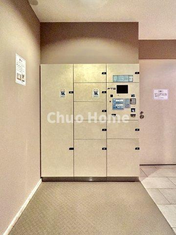 クレストフォルム荒川遊園の設備|【宅配ボックス】在宅時・不在時に関わらず、居住者の代わりに非対面で宅配物を受け取ってくれる便利な設備です。わかりやすくご説明致しますので見学時にはお部屋だけではなく共用部分もぜひチェックしてください。