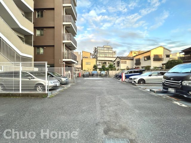クレストフォルム荒川遊園の駐車場|【敷地内駐車場】最新の空き状況や費用などの詳細は担当スタッフまでお問い合わせください。