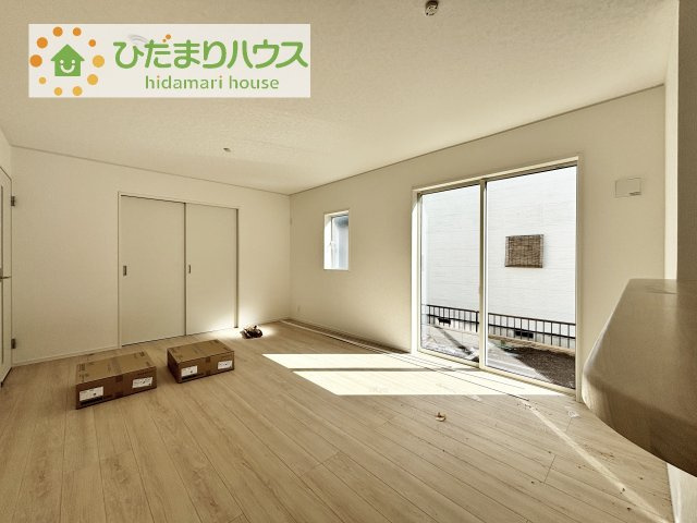 【居間・リビング】 | つくばみらい市伊奈東第12　新築戸建 | リビングの窓からはあたたかな日差しが差し込みます(*'▽')