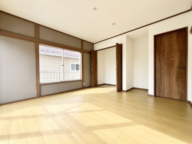 加須市不動岡 1期 リフォーム物件の洋室|〇洋室　12帖〇
収納２ヶ所♪たっぷりの収納スペースで住空間もスッキリ広々します（＾＾）
2026年10月撮影