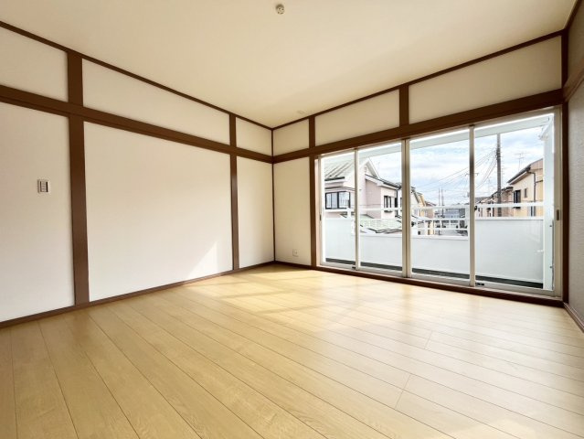 加須市不動岡 1期 リフォーム物件の洋室|〇洋室　4.5帖〇
大きな窓で２階居室にもしっかりと陽ざしが届いて明るい室内♪バルコニーにつながるお部屋です（＾＾）
2026年4月撮影