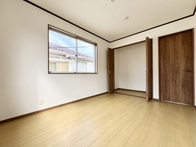 加須市不動岡 1期 リフォーム物件の洋室|〇洋室　6帖〇
各居室収納付きで住みやすさにこだわっています！
2026年10月撮影