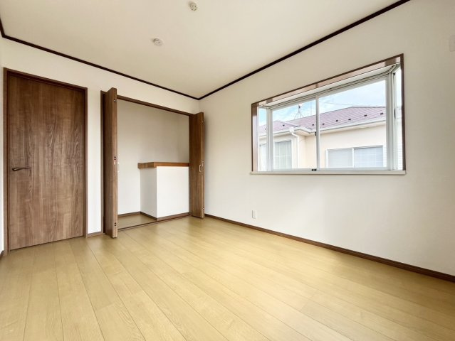 加須市不動岡 1期 リフォーム物件の洋室|〇洋室　6帖〇
窓から明るい日差しが差し込みます！
2026年10月撮影