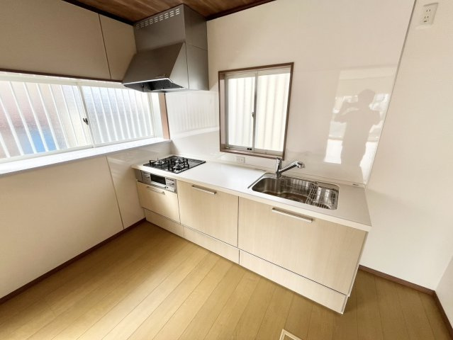 加須市不動岡 1期 リフォーム物件のキッチン|〇キッチン〇
リフォーム済みシステムキッチン♪窓付きで手元は明るく（＾＾）三口コンロでお料理の準備も捗ります。 
2026年10月撮影