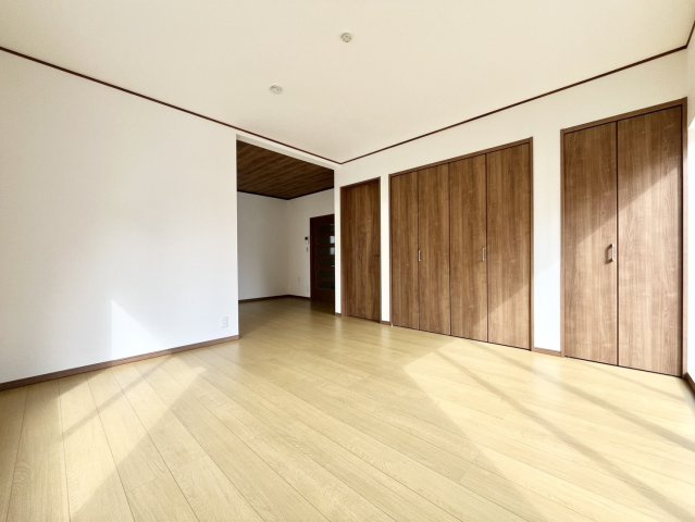 加須市不動岡 1期 リフォーム物件の洋室|〇洋室　8帖〇
LDKと繋がるお部屋♪開放感ある明るい空間です（＾＾）
2026年10月撮影